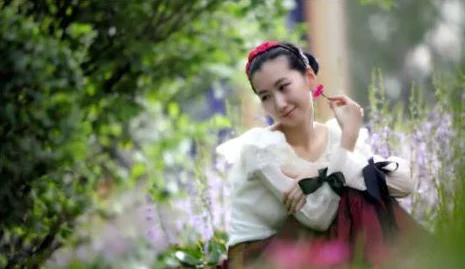 美女和男朋友在一起差差差：探讨恋爱中两性关系的心理动态及其对个人成长的影响